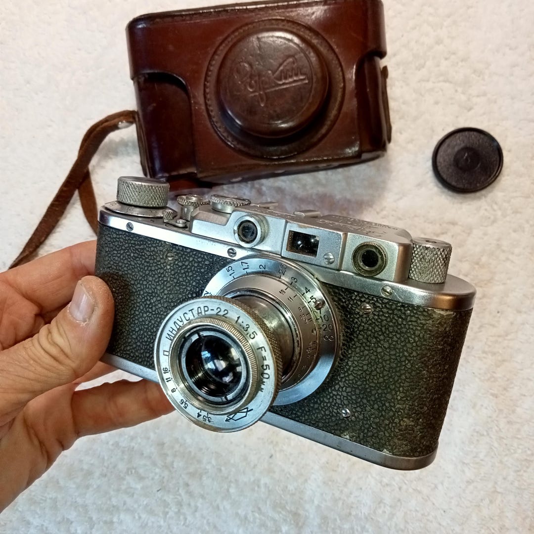 動作するソビエト製のビンテージフィルムカメラ Zorki-1、Industar-22