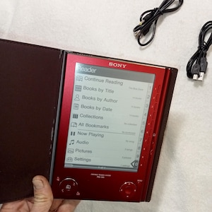 Libro electrónico rojo en funcionamiento Sony PRS-505, Sony 6" Digital eBook, eReader 500MB Touch Edition,