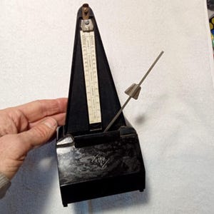 Funktionsfähiges Vintage-Metronom aus den 1960er Jahren, hergestellt von ZID in Schtschelkowo, Russland. Mechanisches Metronom aus der UdSSR, Sammlerstück, Melzel.