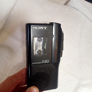マイクロカセットテープレコーダー、動作するテープレコーダー Sony M-527、ビンテージ風のスタイリッシュなボイスレコーダー、音声制御、ボイスレコーダー、ビンテージ装飾