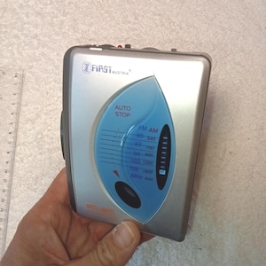 Funktionierender Mini-Kassettenrekorder First, Österreich, AM/FM-Stereo-Kassettenradio-Player, stylischer Vintage-Kassettenradio-Player