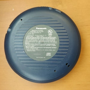 Puede incluir: Un reproductor de CD port&aacute;til Panasonic azul con el n&uacute;mero de modelo SL-SX320. La parte posterior del reproductor tiene una etiqueta con instrucciones de uso e informaci&oacute;n de seguridad. La etiqueta tambi&eacute;n incluye la marca UL Listed y el texto "Hecho en China".