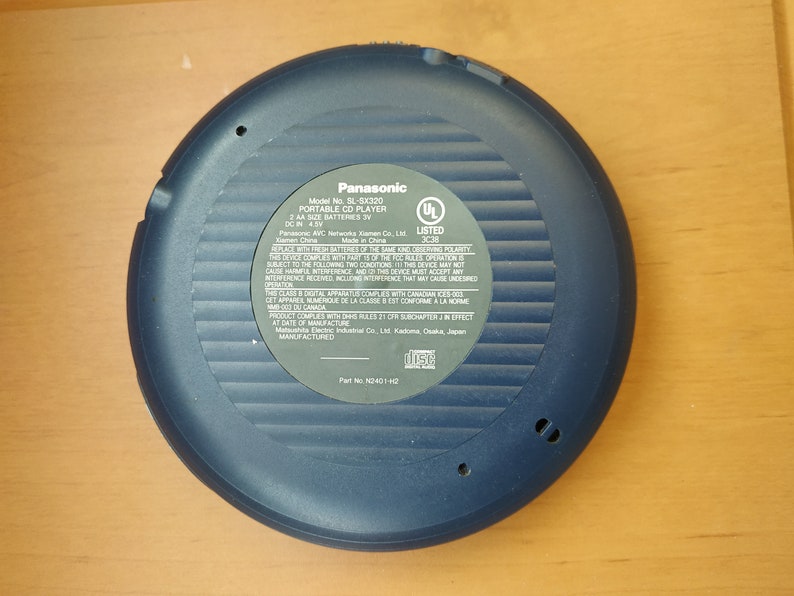 Puede incluir: Un reproductor de CD port&aacute;til Panasonic azul con el n&uacute;mero de modelo SL-SX320. La parte posterior del reproductor tiene una etiqueta con instrucciones de uso e informaci&oacute;n de seguridad. La etiqueta tambi&eacute;n incluye la marca UL Listed y el texto "Hecho en China".