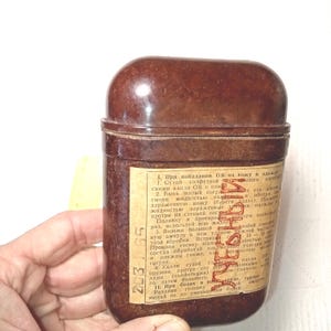 Vintage carbolite doos. Doos van educatieve militaire EHBO-doos 1965 Sovjet Bakeliet doos met een stempel. EHBO-doos, USSR chemische verdediging