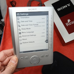 Libro electrónico Sony PRS-300 en funcionamiento, lector de libros electrónicos digital Sony de 5 pulgadas, edición táctil de 512 MB, pantalla de tinta electrónica.
