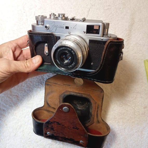 動作するソビエト製のビンテージフィルムカメラ Zorki-4、Industar-50