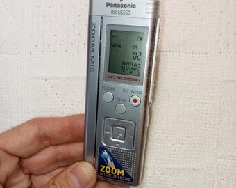 Grabadora de voz Panasonic RR-US550, con grabación MP3 y grabadora IC, fabricada en Singapur. Elegante grabadora de voz digital.