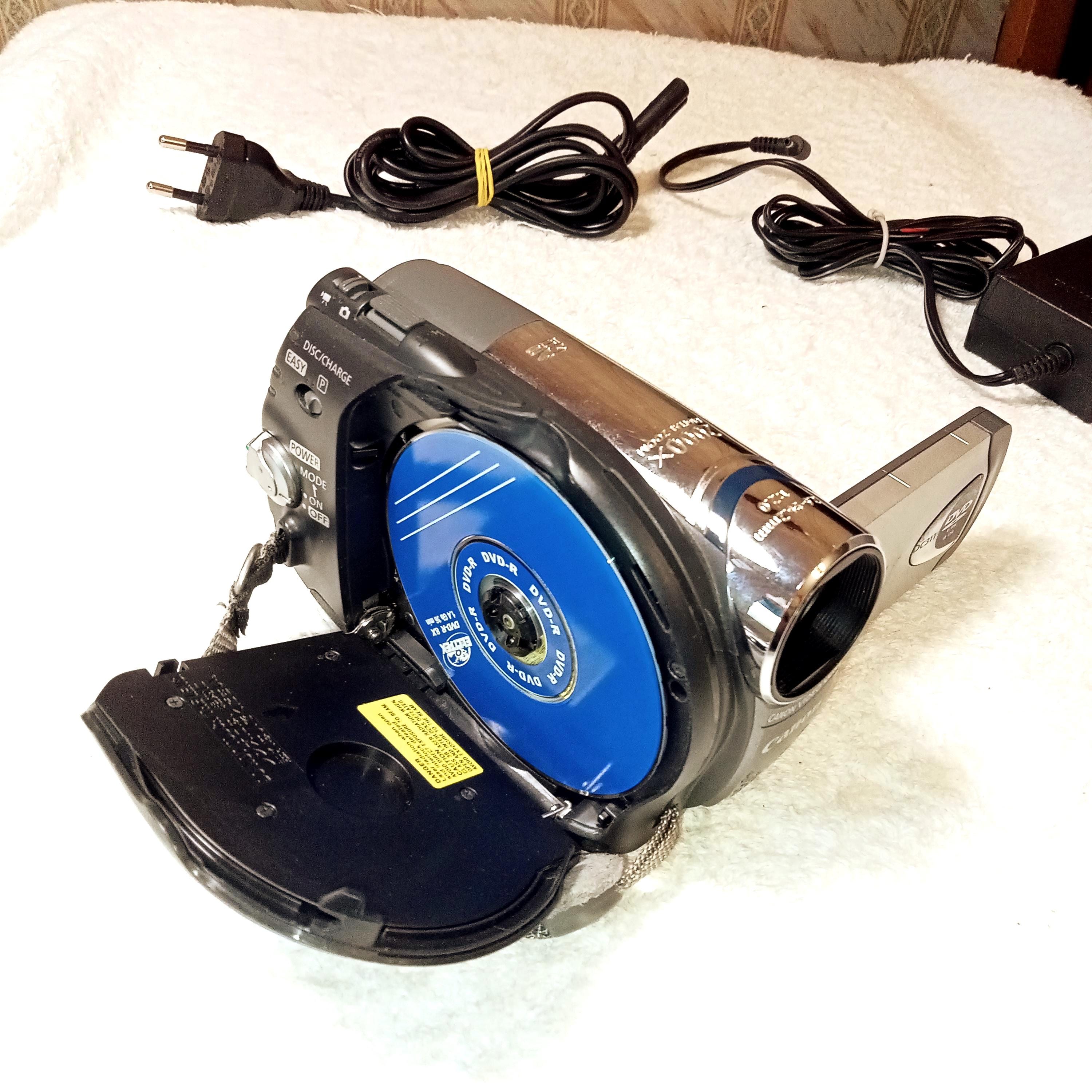 動作するDVDビデオカメラ、シルバーのデジタルビデオカメラCanon DC311