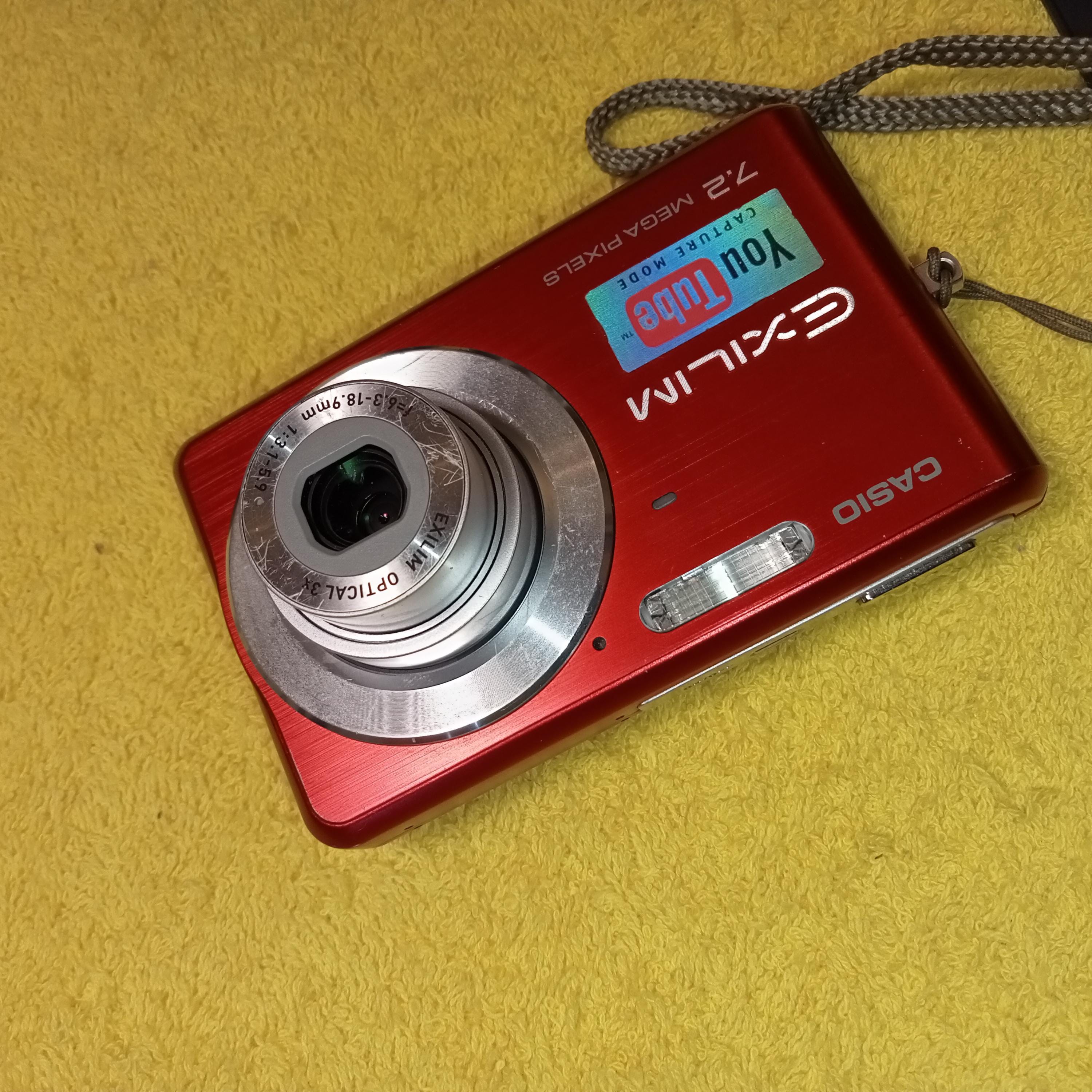 赤いデジタルカメラ、動作する Casio Exlim EX-Z77、7.2 MP カメラ、3