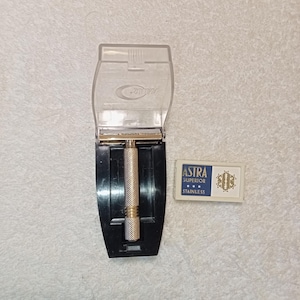 Puede incluir: Una maquinilla de afeitar de seguridad vintage con un mango plateado texturizado, base negra y cubierta protectora transparente. Incluye un pequeño paquete de cuchillas Astra Superior Stainless. La maquinilla está diseñada para afeitarse.
