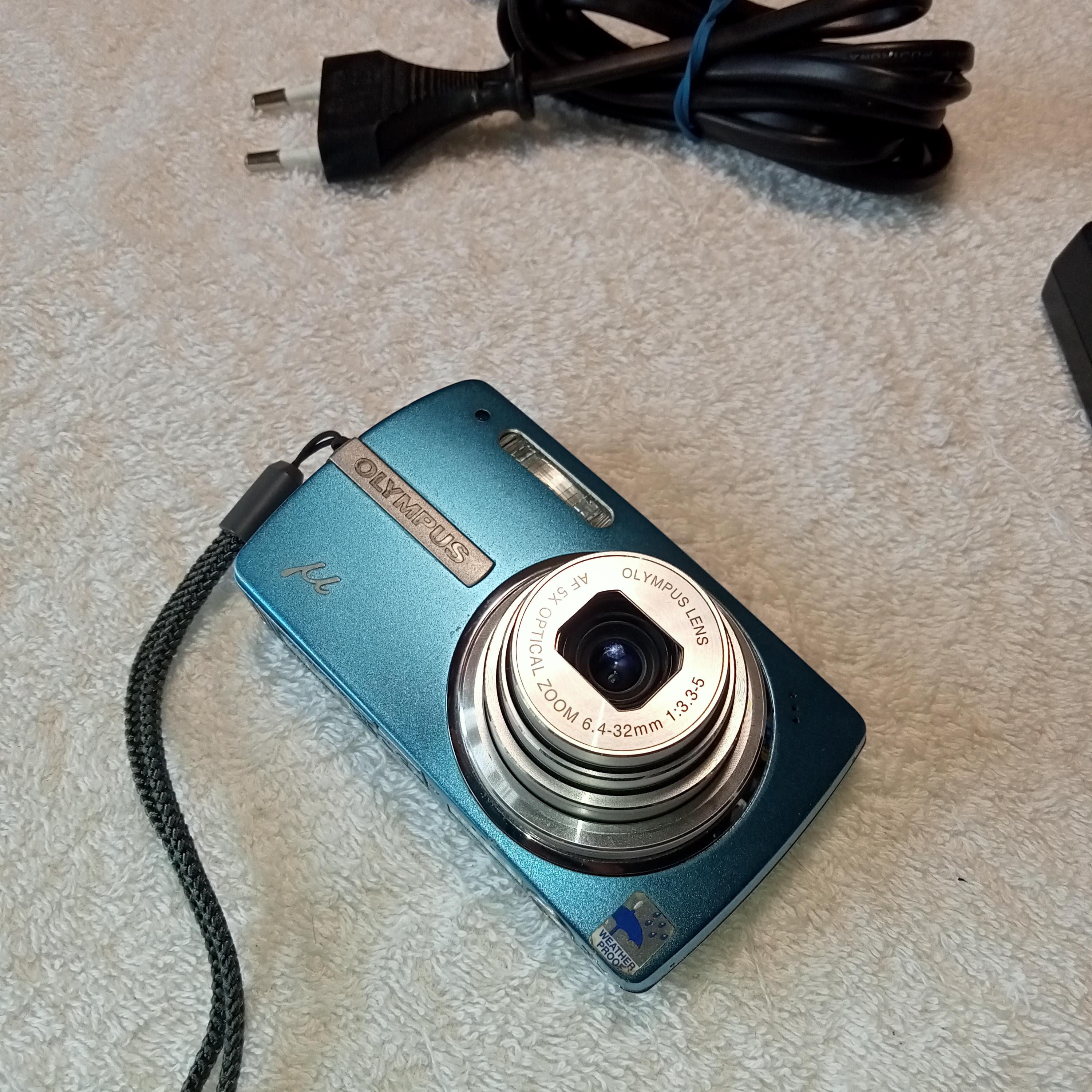 動作する青いデジタルカメラ Olympus Mju 820、5 倍光学ズーム