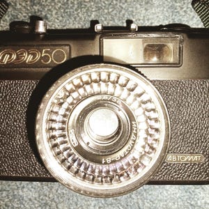 Sovjet-werkcamera FED 50. Automatische 35mm, Industar 81 lens 2.8 / 3.8. Kleinformaat automatische schaalcamera, analoge Japanse Olympus Trip 35.
