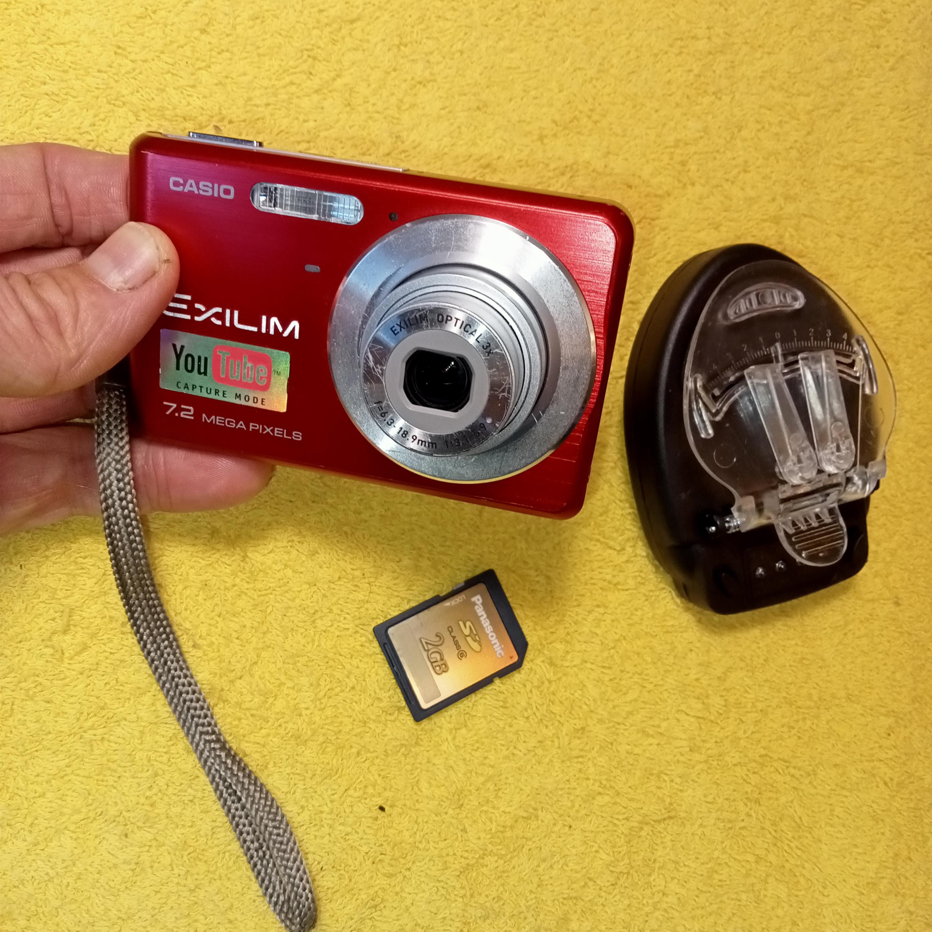 赤いデジタルカメラ、動作する Casio Exlim EX-Z77、7.2 MP カメラ、3