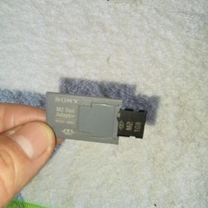 Adaptador Sony M2 Duo MSAC-MMD+ junto con una tarjeta de memoria Sony M2 de 1 GB para determinadas cámaras y videocámaras Sony