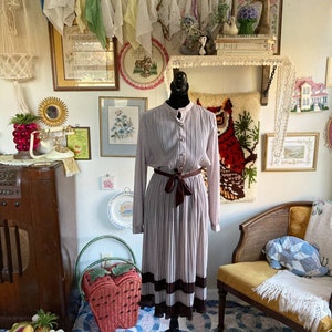 70&#39;s/80&#39;s vintage pleated long sleeve midi dress