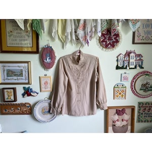 60&#39;s VTG Rose Brand made in China beige embroidered snap front mandarin collar blouse