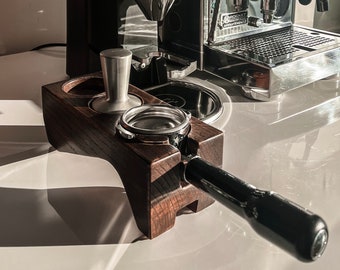 Handgemaakt verticaal aandrukstation voor portafilters van 58 mm | Gekleurd bruin