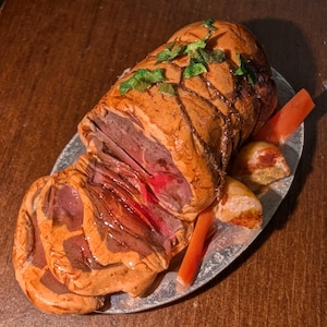 Handgemaakte miniatuur Victoriaanse gekruide rosbiefschotel voor poppenhuis