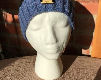 Chapeau de bonnet uni Shetland Aran fabriqué à la main. Noir avec bordure bleu/lilas