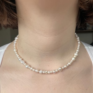 Collana fatta a mano con perline di perle d'acqua dolce autentiche, chiusura frontale in oro con chiusura a ginocchiera alla moda, collana girocollo semplice fatta a mano di lunghezza personalizzata, di dimensioni miste