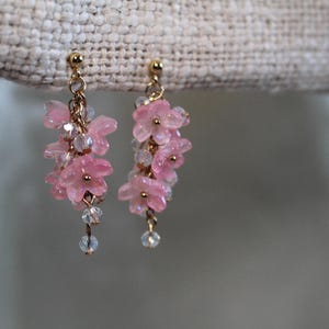 可憐なピンクの桜の花束イヤリング、手作りのガラスドロップイヤリング、繊細な花柄コテージコアジュエリー、かわいい楽しい春