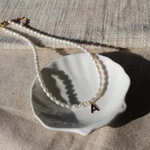 Collar con dije inicial de perla de agua dulce, colgante con nombre, letra, cuentas, collar hecho a mano, joyería de oro de agua dulce personalizada