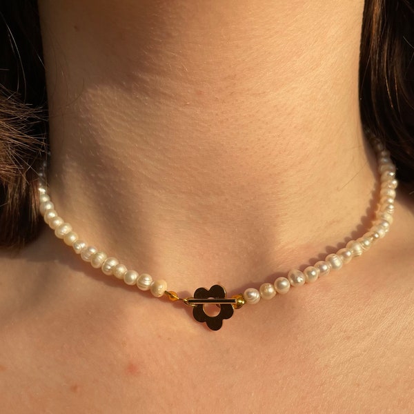 Collier de perles d'eau douce véritable fait main, fermoir à fleur en plaqué or 18 carats, collier d'été tour de cou fait main de longueur personnalisée