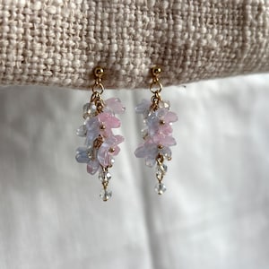 可憐な紫色の花の束の桜のイヤリング、手作りのガラスのドロップイヤリング、繊細な花柄のコテージコアジュエリー、キュートで楽しい春