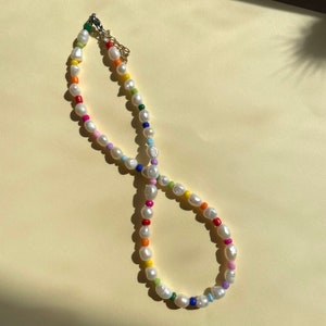 Gargantilla arcoíris multicolor, hecha a mano, con grandes perlas de agua dulce, bonito y sencillo collar con cuentas, regalo de cumpleaños, arcoíris de verano.