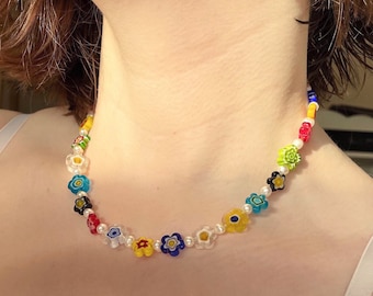 Collar grueso multicolor de flores Millefiori y perlas de agua dulce hecho a mano, joyería Millefiori, collar bonito y moderno.