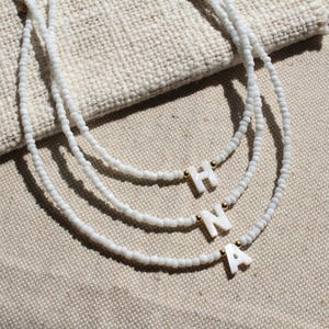Collar con inicial personalizado, gargantilla con letras de concha, hecho a mano, con cuentas blancas, joyería personalizada, collar con cuentas, regalo de cumpleaños, regalo festivo