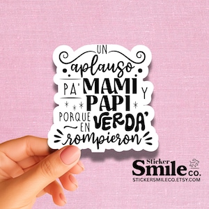 Un Aplauso Pa’ Mami y Papi Sticker: Funny Spanish Song Quote, Water Resistant Decal