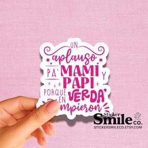 Un Aplauso Pa’ Mami y Papi Sticker: Funny Spanish Song Quote, Water Resistant