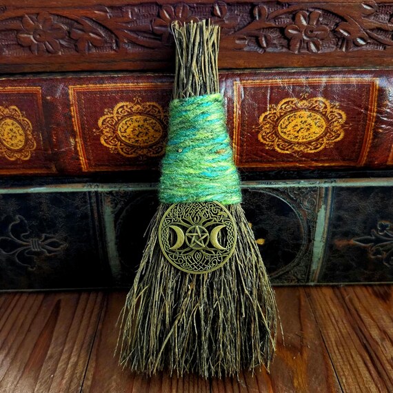 Scopa Decorativa Da Altare Wiccan - In Erbe Naturali E Cristalli, Per Halloween E Decorazione
