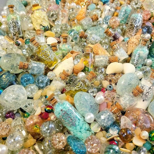 Coffret au trésor sirène, en solde ! Mélange de confettis en cristal : breloques, coquillages, bijoux, bouteilles, collier