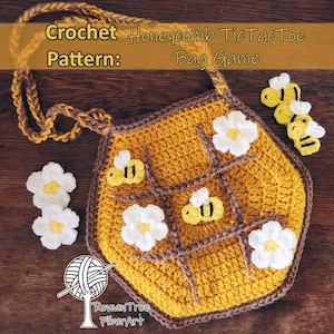 Può includere: Un gioco da borsa Tic-Tac-Toe all'uncinetto fatto a mano con un motivo a nido d'ape. La borsa gialla presenta finiture marroni, applicazioni di fiori bianchi e api gialle. La borsa include una tracolla intrecciata e pedine abbinate.