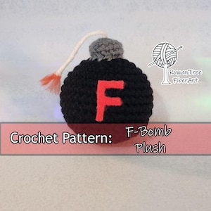 Könnte beinhalten: Rustikales Holzschild mit dem Text "Welcome to our home" in weißer Schrift. Das Schild hat eine Used-Optik und ein schlichtes, einladendes Design, perfekt für die Dekoration der Haustür.