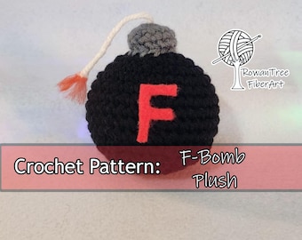 Puede incluir: Una esfera de ganchillo negra con forma de bomba, parte superior gris, mecha blanca con punta naranja y una letra F roja en el frente. La imagen incluye el texto RowanTree FiberArt y Crochet Pattern: F-Bomb Plush.