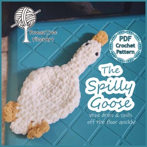 Puede incluir: Un ganso de ganchillo blanco con patas y pico de color beige. La imagen incluye el texto: RowanTree FiberArt, PDF Crochet Pattern, The Spilly Goose y Wipe drips & spills off the floor quickly! El ganso tiene dos pequeños ojos negros.