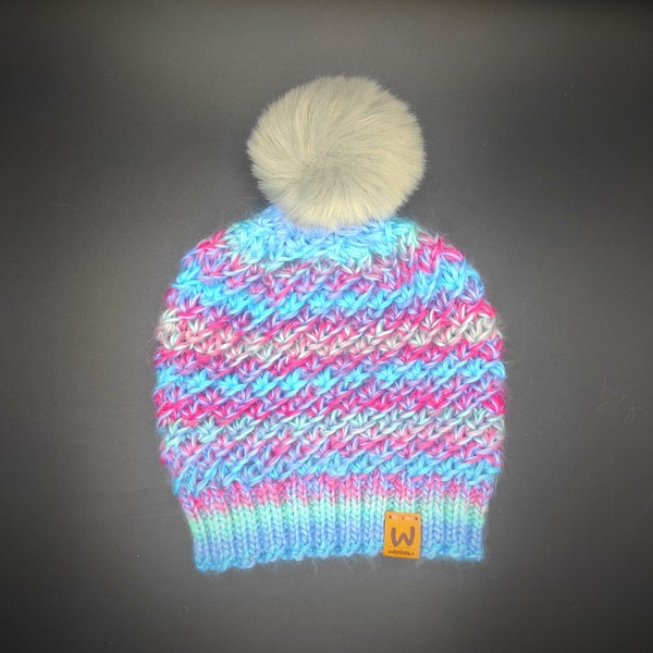 Bonnet femme tricoté à la main avec pompon amovible et interchangeable