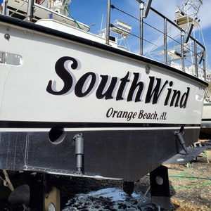 Décalcomanies de bateau pour le port de la grêle. 2 ou 3 lignes empilées. Vinyle 3M de qualité supérieure. Commandez votre lettrage de bateau personnalisé dès aujourd&#39;hui !