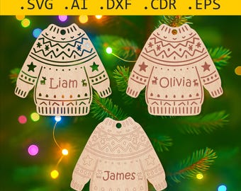 Könnte beinhalten: Drei Holz-Weihnachtsbaumschmuck in Pulloverform mit den Namen Liam, Olivia und James. Die lasergeschnittenen Designs umfassen Sterne, Hirsche und Muster. Der Text lautet: Digitales Produkt zum Laserschneiden.