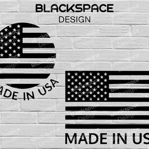 Könnte beinhalten: Schwarzweißes Grafikdesign mit dem Text "BLACKSPACE DESIGN" oben. Das Design zeigt einen Kreis mit einer stilisierten amerikanischen Flagge darin und dem Text "MADE IN USA" darunter. Das Design wird unten mit einer rechteckigen amerikanischen Flagge und dem Text "MADE IN USA" darunter wiederholt.