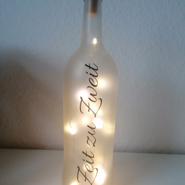 Zeit zu Zweit / Leuchtflasche incl. Lichterkette mit Spruch in Milchglasoptik / Valentinstag / Liebe / Geschenk
