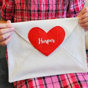 Enveloppe personnalisée en toile coeur Saint-Valentin avec boucle de suspension pour manteau de cheminée, chaise, porte, fête de classe par Pockets of Learning