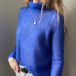 Op de afbeelding: Een koninklijk blauwe, lichtgewicht, lange mouwen trui met een turtleneck.