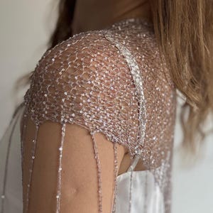 Handstickad trekantsduk med silverpaljetter Handgjord paljettbesatt trekantssjal med tofsar Piggy-duk Paljettbälte Glittrande sjal