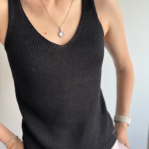 Noir Débardeur en tricot de pur lin Débardeur en coton naturel tricoté à la main Chemisier à col en V en tricot à bretelles larges Haut en lin bio Caraco en lin Débardeur