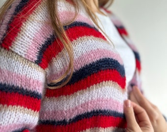 Cardigan rayé coloré au crochet Cardigan tricoté main en mohair Cardigan coloré Cardigan court en grosses mailles Cardigan doux et duveteux Bleu blanc rouge