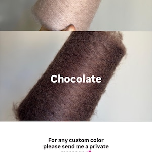 Pu&ograve; includere: Due rocche cilindriche di filato soffice, etichettate come Beige e Chocolate. Il testo sottostante recita: For any custom color please send me a private message. Please note that colors may appear differently depending on your device and screen settings.